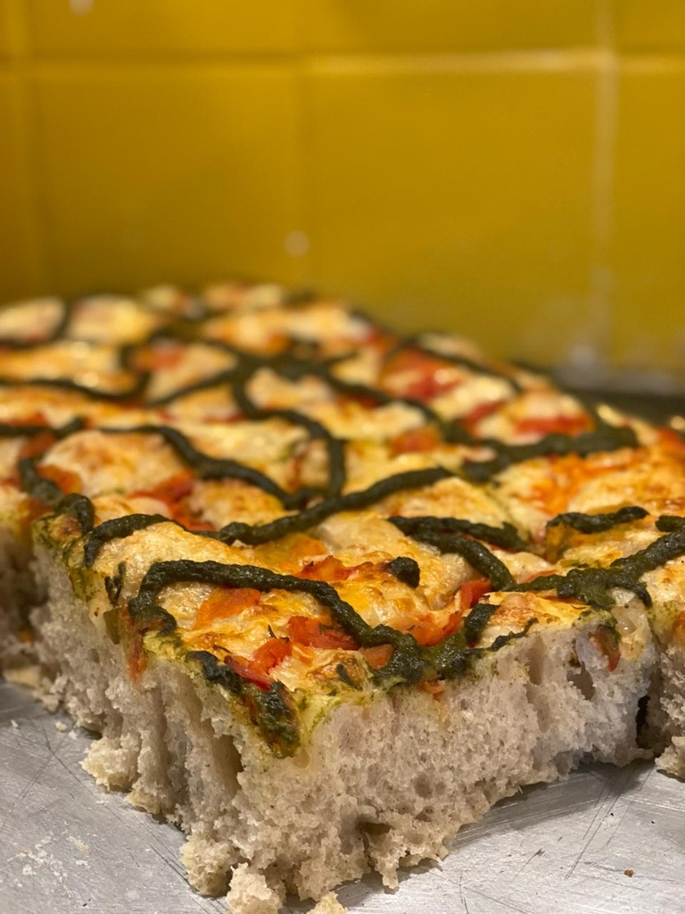 Schiacciata  de Tomate Confit e Pesto