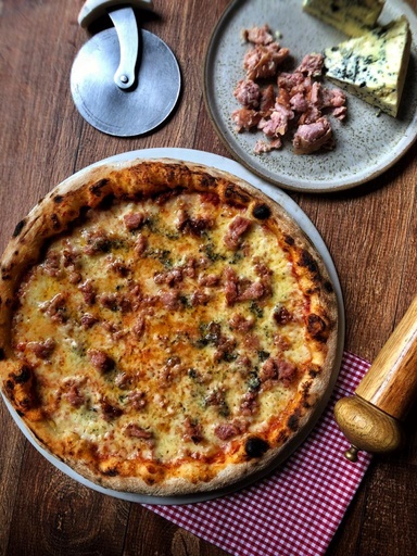 Pizza de Linguiça Defumada e Gorgonzola